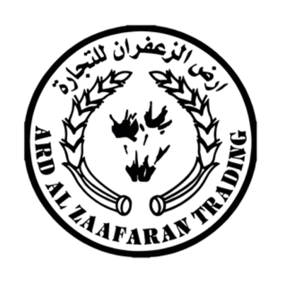 Logotipo circular em preto e branco com texto em árabe e inglês e elementos gráficos centrais