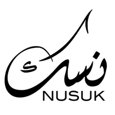 Logótipo preto com texto NUSUK em fundo branco