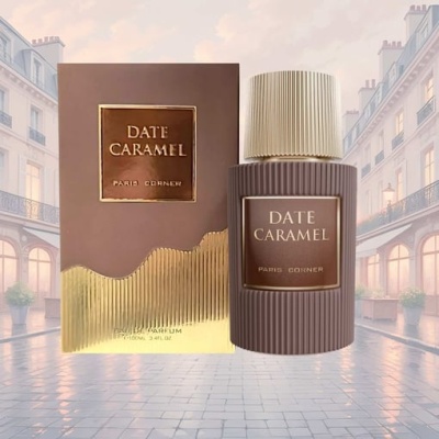 Frasco e caixa de perfume Date Caramel Paris Corner castanho e dourado com textura estriada