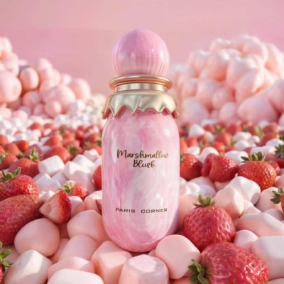 Frasco rosa de perfume Marshmallow Blush com morangos e marshmallows em fundo rosa