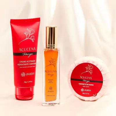 Produtos de beleza Avatim AÇUCENA Rouge: creme corporal, perfume para cabelos e sabonete em barra sobre fundo branco