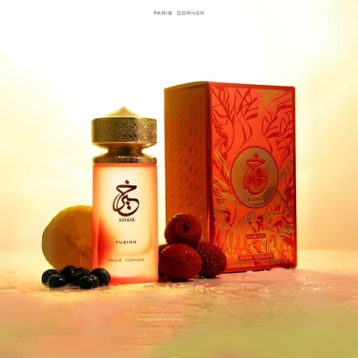 Frasco de perfume KHAIR FUSION com tampa dourada ao lado da caixa vermelha decorada