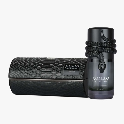 Frasco de perfume preto com serpente decorativa e estojo preto texturizado.