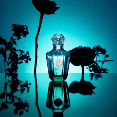 Frasco de perfume azul com tampa facetada refletido em superfície espelhada e flores ao fundo