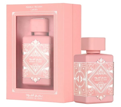 Frasco e embalagem de perfume rosa com padrão geométrico e texto em árabe e inglês