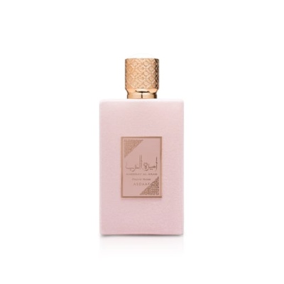 Frasco de perfume rosa claro com tampa dourada e etiqueta central