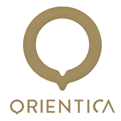 Logo da marca ORIENTICA com símbolo circular castanho e texto.