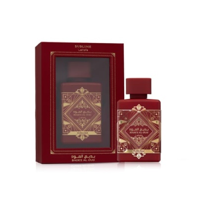 Frasco e caixa de perfume vermelho com detalhes dourados e texto BADEE AL OUD