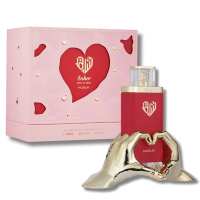 Produto perfume com embalagem rosa e frasco vermelho com suporte dourado em forma de mãos