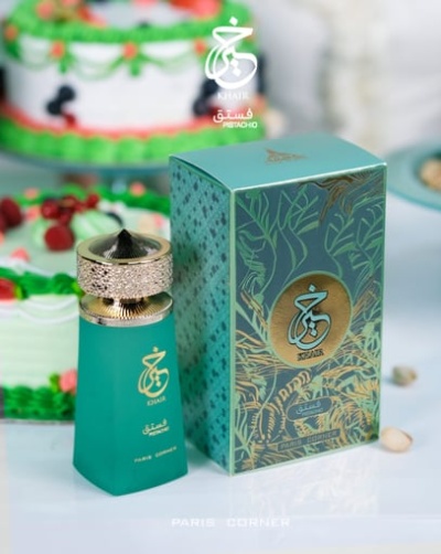 Frasco e caixa de perfume verde e dourado da marca Ejaari com texto em árabe e 