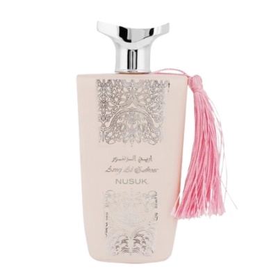 Frasco creme de perfume com tampa prateada e franjas cor-de-rosa.