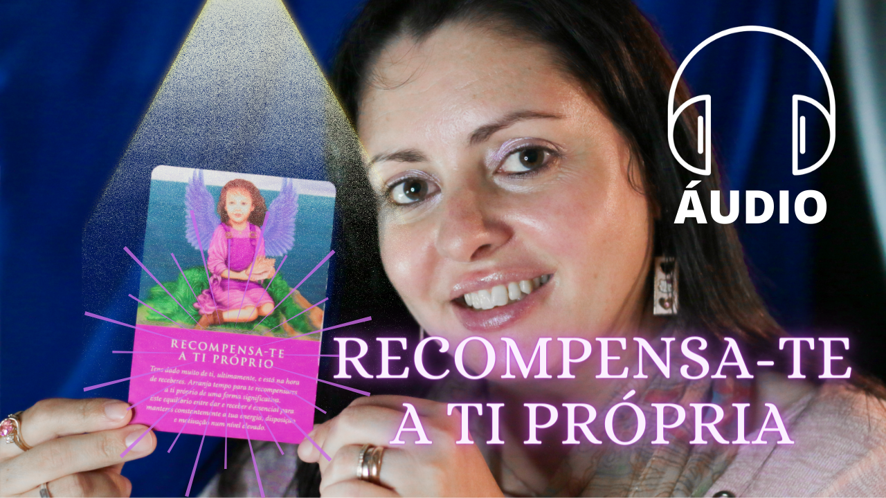 Mulher segura carta ilustrada com anjo e texto, ao lado texto 'RECOMPENSA-TE A TI PRÓPRIA' em fundo azul escuro