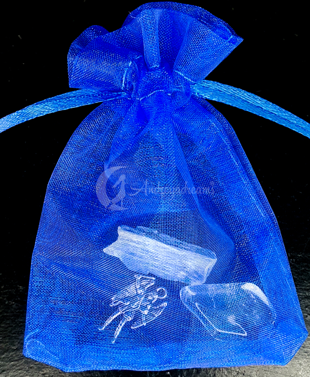 Kit Arcanjo Miguel Saco azul de organza com pedras brancas dentro