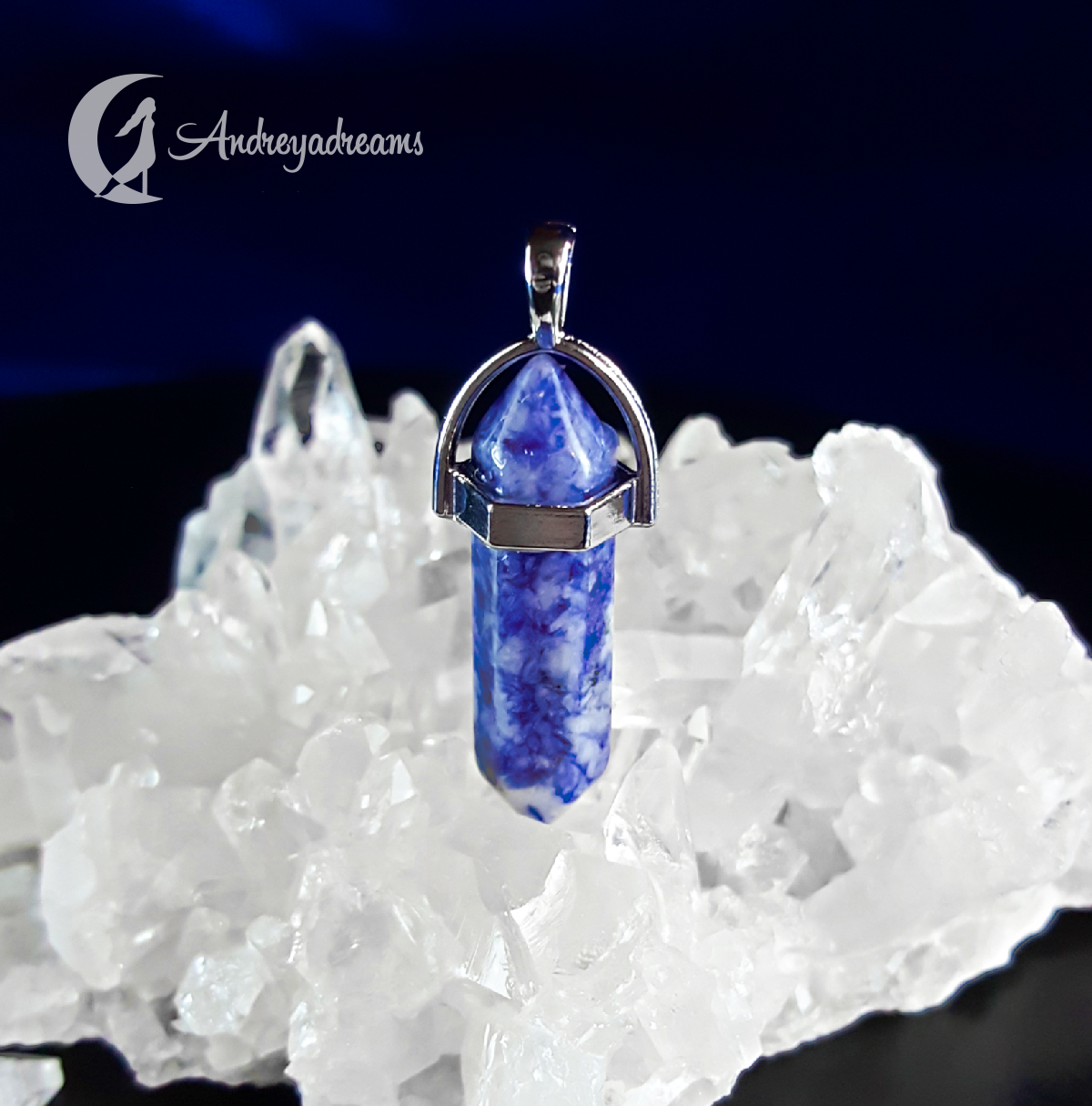 Pendente Prisma de Sodalite Pendente de pedra azul e branca com suporte metálico sobre cristais transparentes