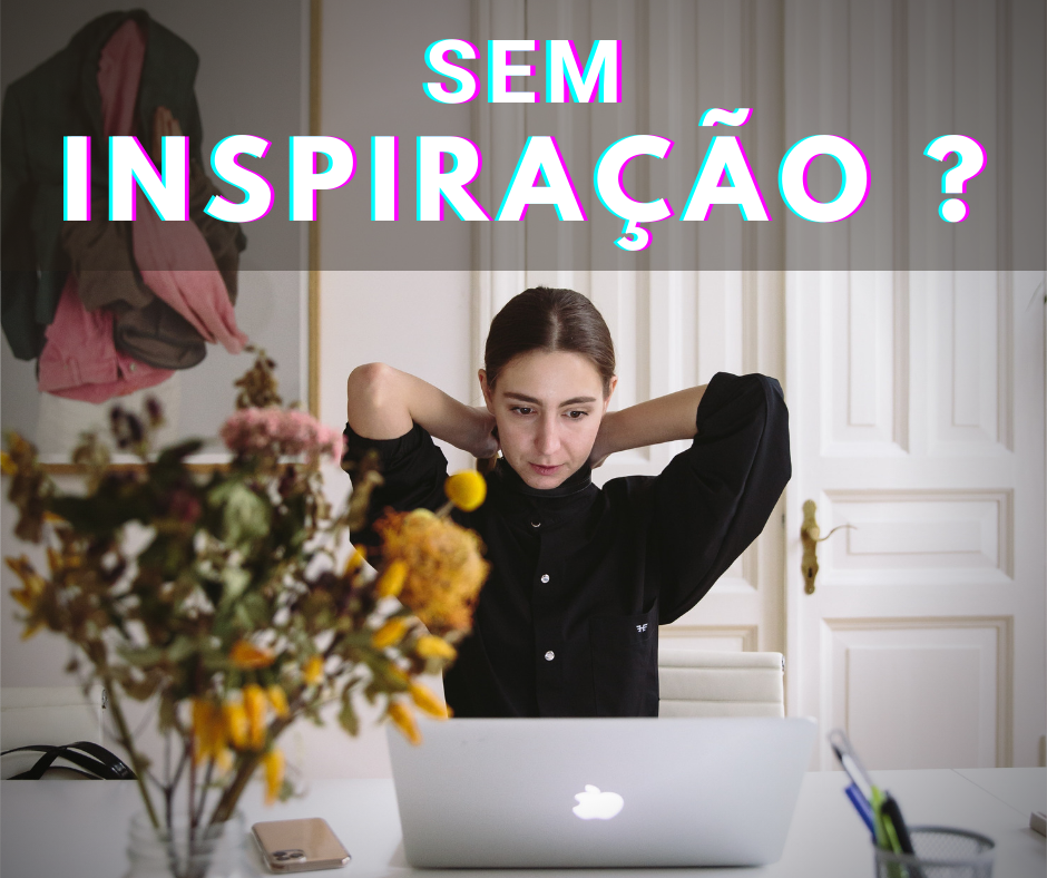 Pessoa sentada à mesa com computador Apple e texto SEM INSPIRAÇÃO ?