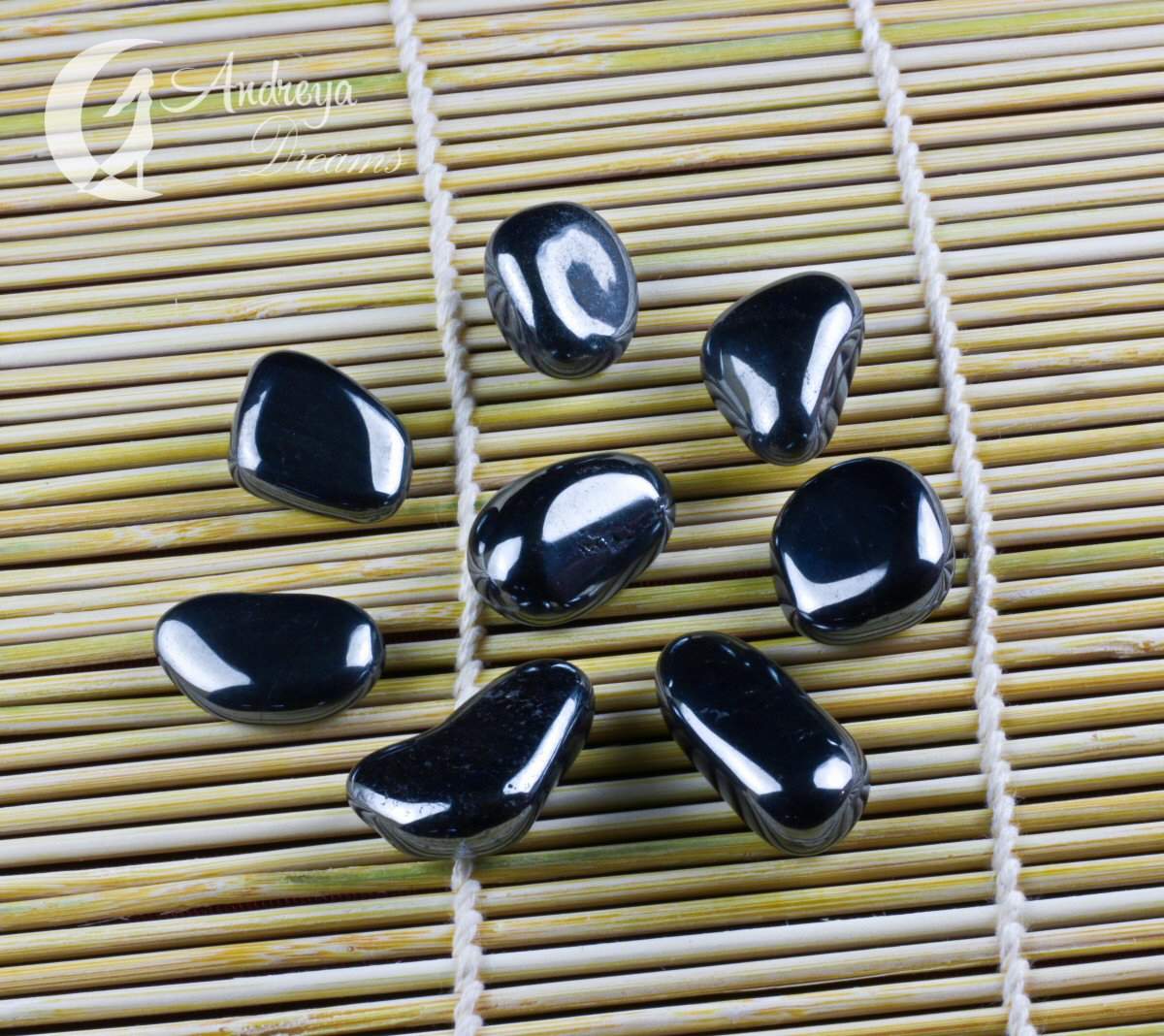 Hematite Pedras pretas polidas sobre esteira de bambu com logotipo Ardenja