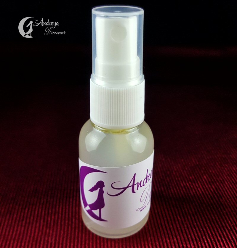 Spray de Limpeza Energética - Pequeno Frasco de spray transparente com líquido amarelo e etiqueta roxa e branca