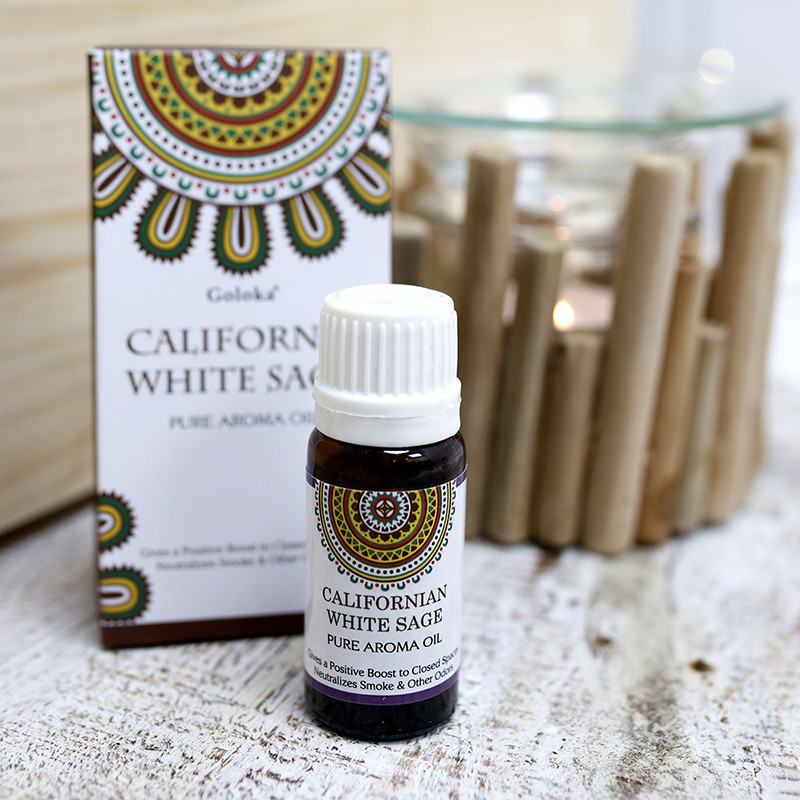 Óleo Essência de Salva Branca Frasco de óleo aromático California White Sage com caixa decorativa em mesa com suporte de vela