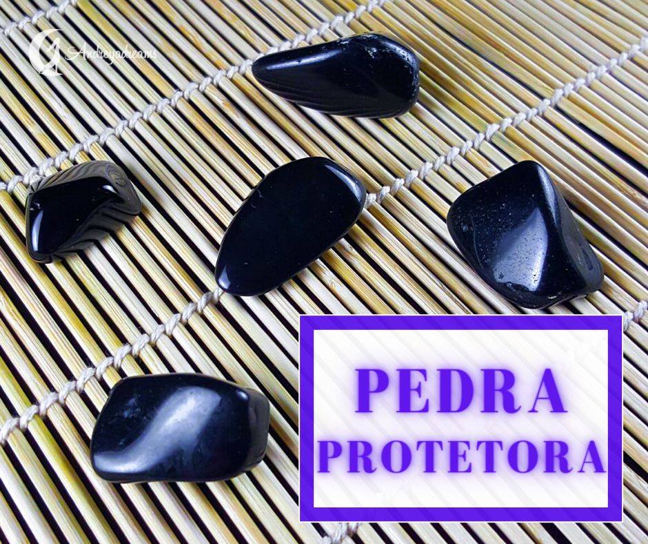 Turmalina Preta Rolada Pedras pretas polidas em base de palha com texto PEDRA PROTETORA.