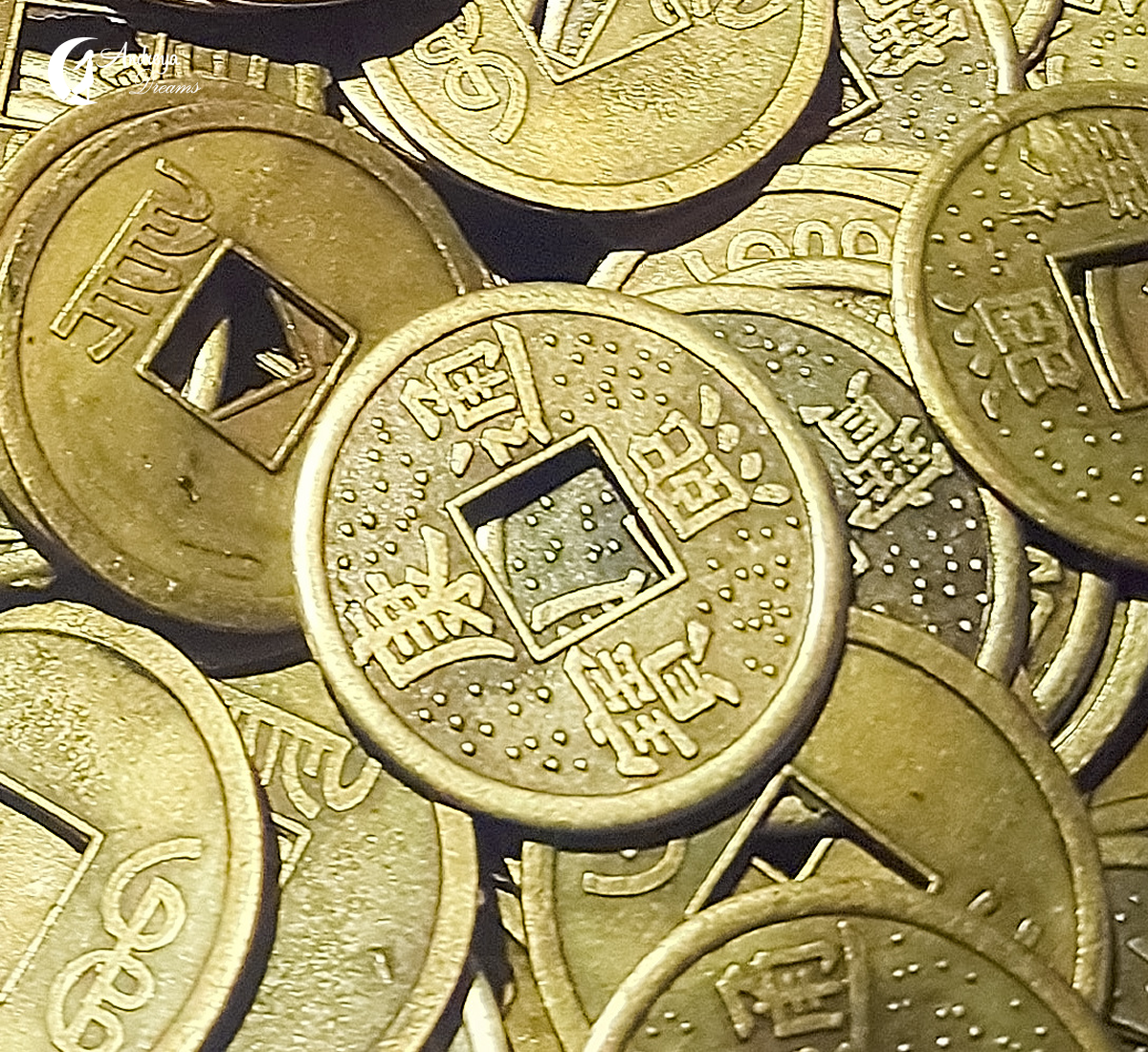 Moeda Feng Shui Prosperidade moedas metálicas douradas com orifício quadrado e caracteres asiáticos