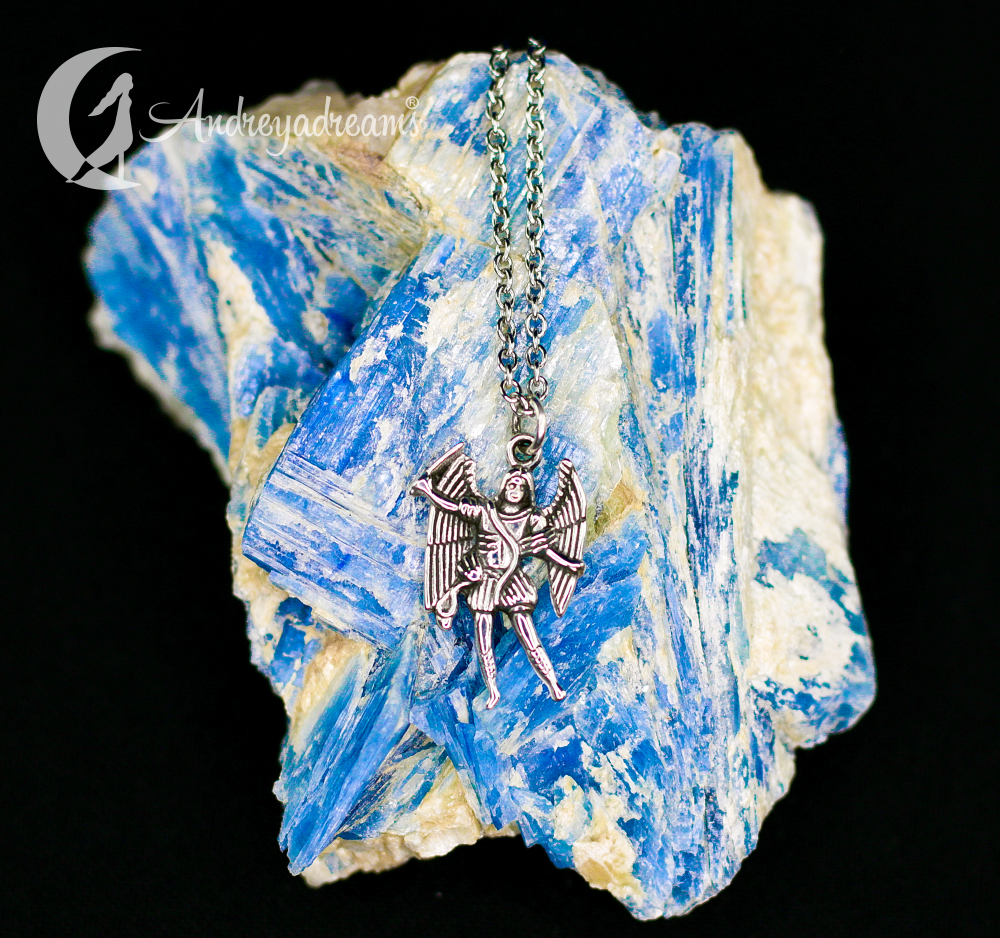 Colar prateado de anjo pendurado em pedra azul e branca