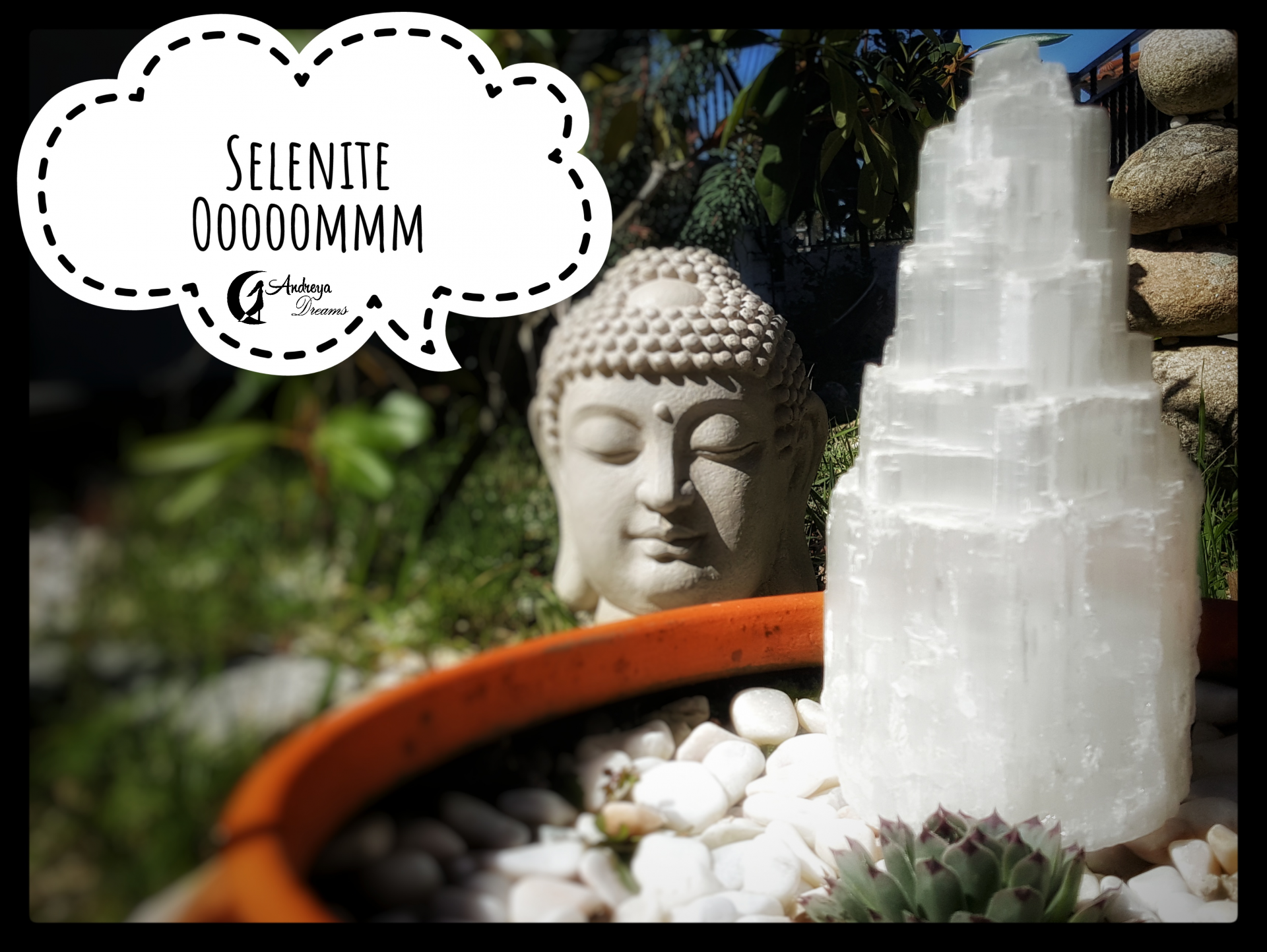 Estátua de Buda com pedra selenite em vaso no jardim