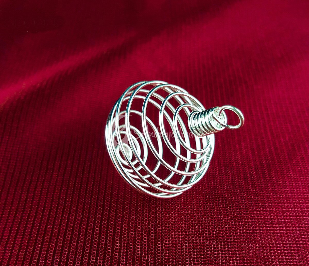 Pendente Espiral Gaiola para Pedras Espremedor de ovos em aço inoxidável em fundo vermelho.