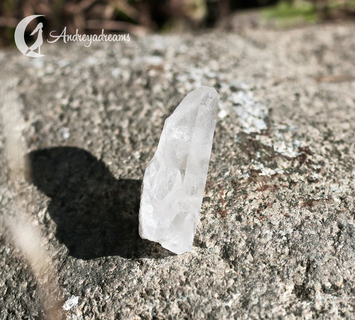 Quartzo Cristal em Bruto Cristal transparente sobre rocha cinzenta ao ar livre