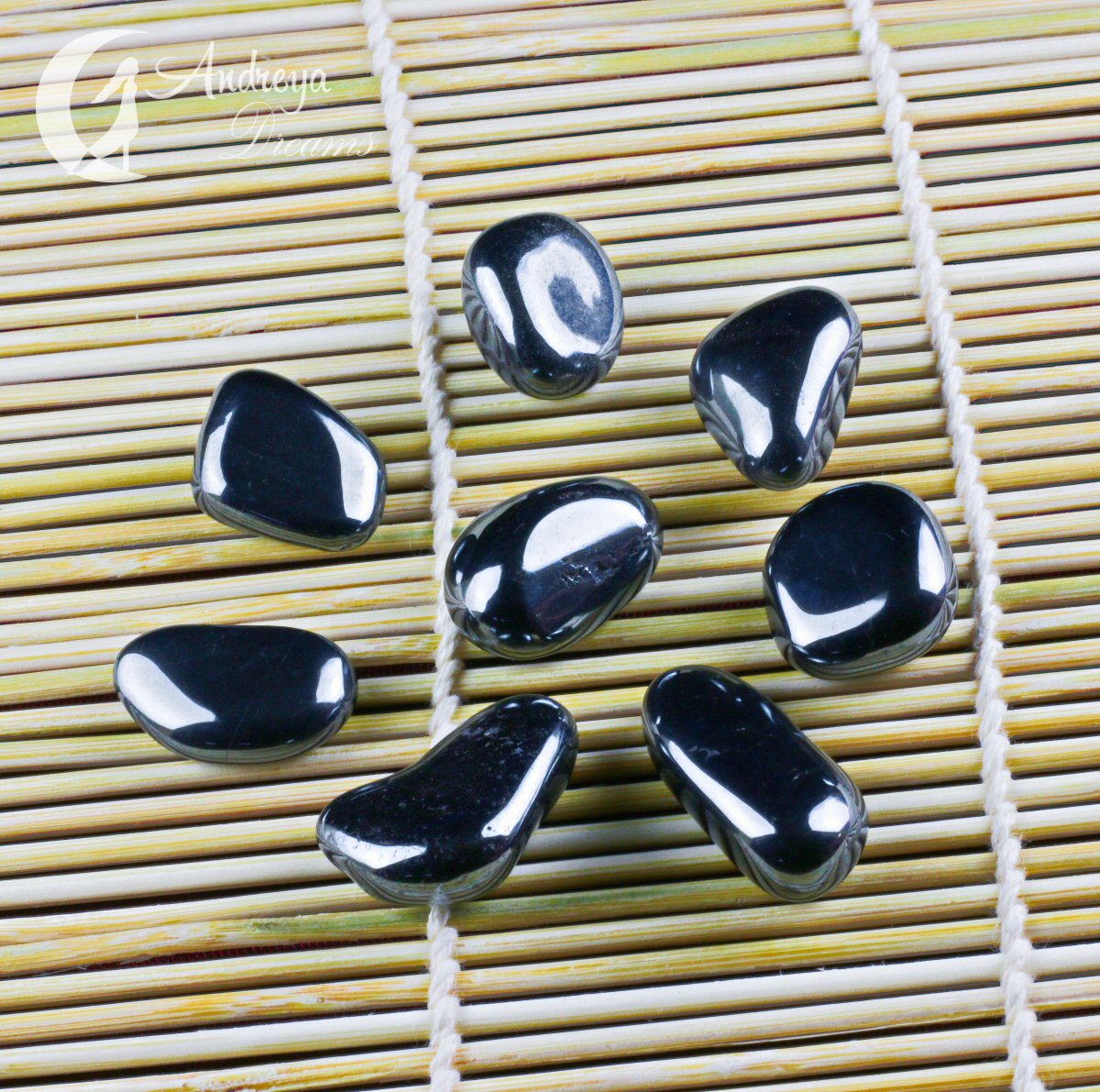 Hematite Pedras pretas polidas sobre tapete de palha claro