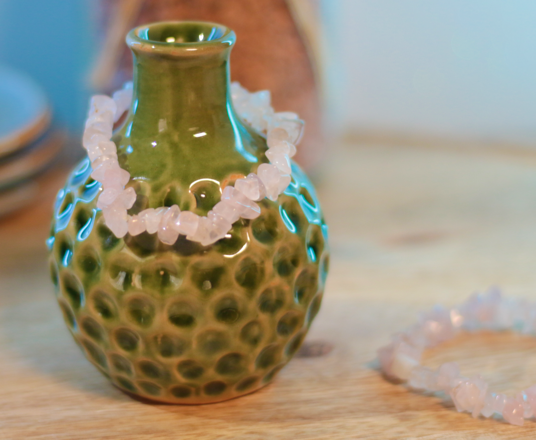 Pulseira Quartzo Rosa Chips Vaso verde de cerâmica com textura e pulseira de pedras rosa