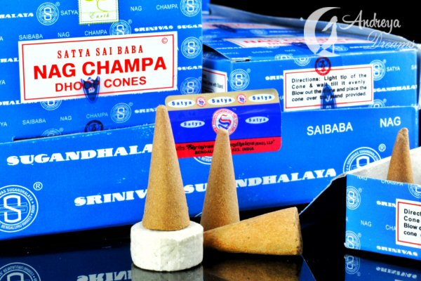 Cones Incenso Nag Champa - Dhoop Cones Caixas azuladas de incenso Nag Champa Dhoop Cones com cones castanhos ao lado.