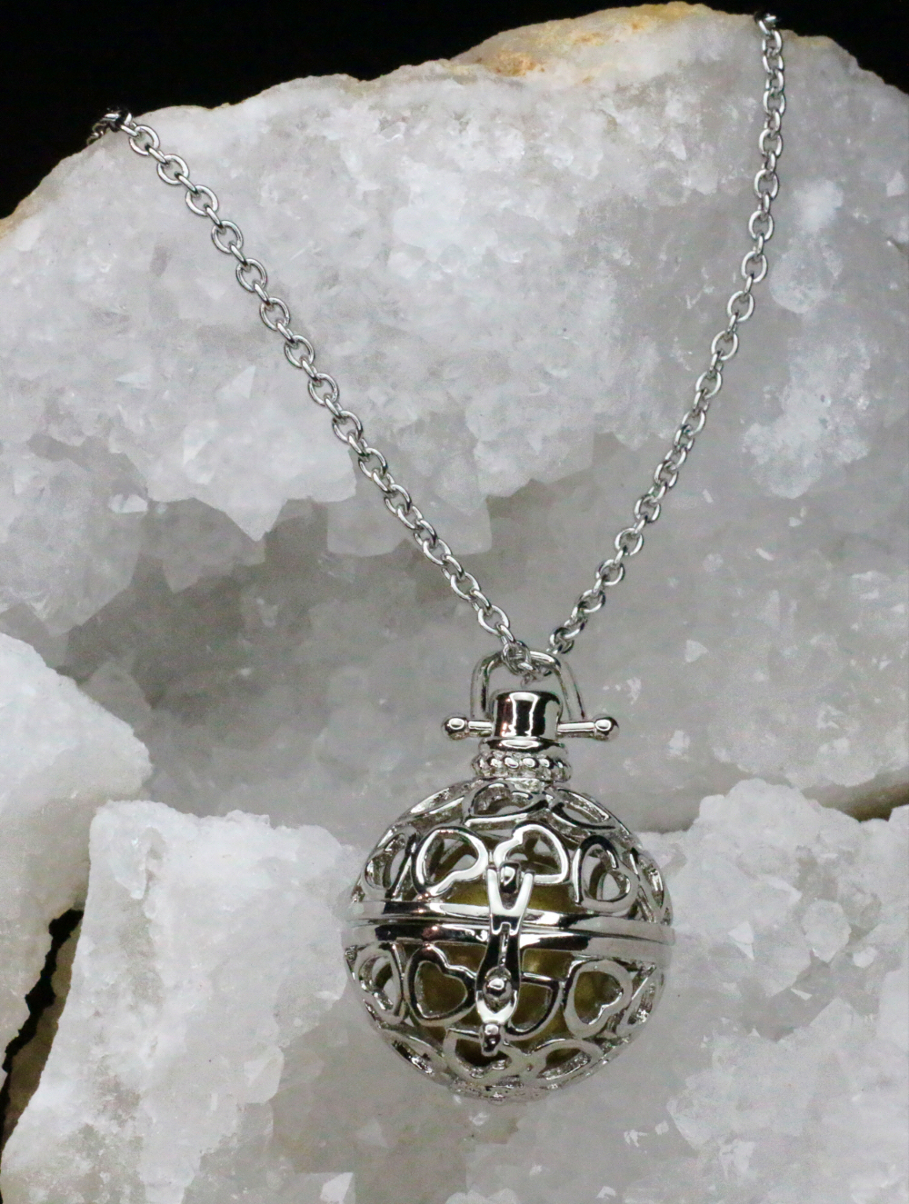 Chamador de Anjos Corações Colar prateado com pingente esférico e design recortado sobre pedra branca cristalina