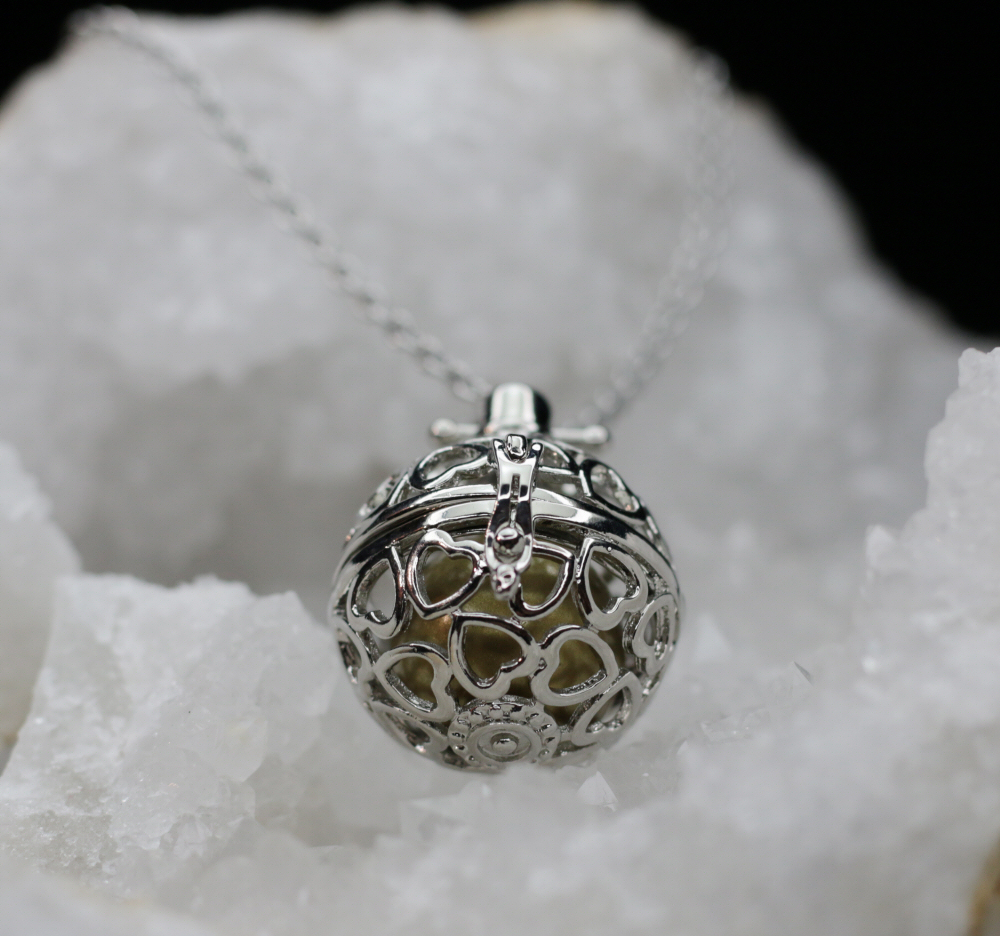 Chamador de Anjos Corações Colar com pendente de bola prateada com corações sobre cristais brancos