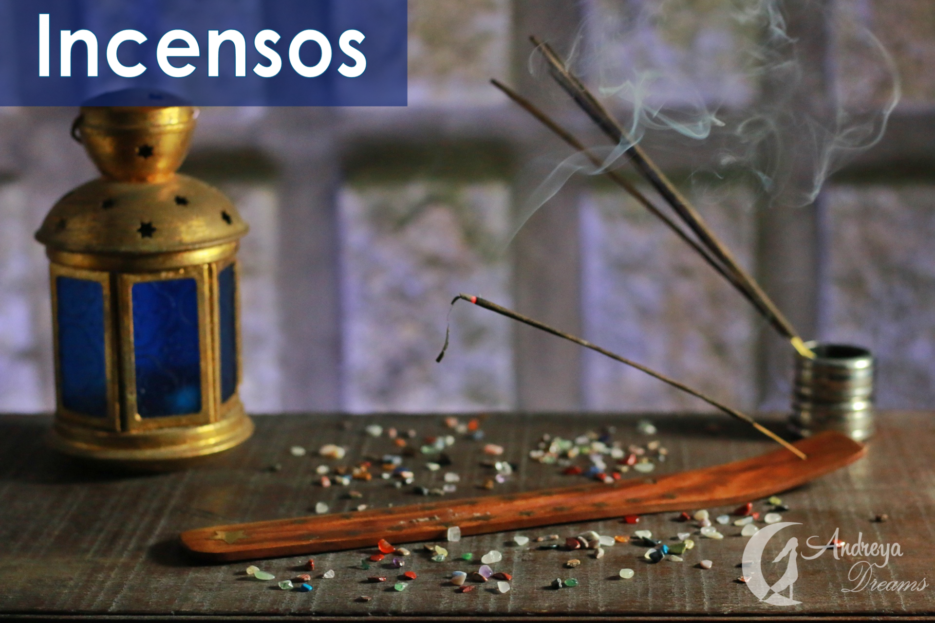 Base de madeira com paus de incenso queimando e pedras coloridas sobre mesa de madeira