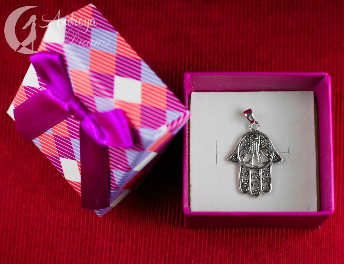 Mão de Fátima em Prata Pendente mão Hamsá em caixa de presente rosa com tampa quadriculada e laço roxo