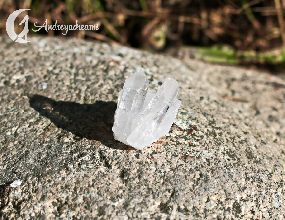 Quartzo Cristal em Bruto Cristal transparente com várias pontas sobre pedra rugosa ao ar livre