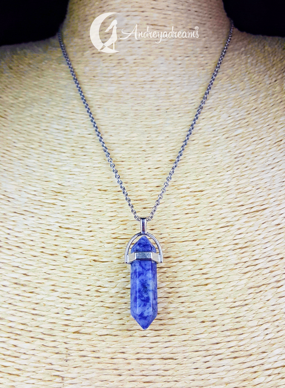 Pendente Prisma de Sodalite Colar com pendente de pedra azul e corrente prateada à mostra.
