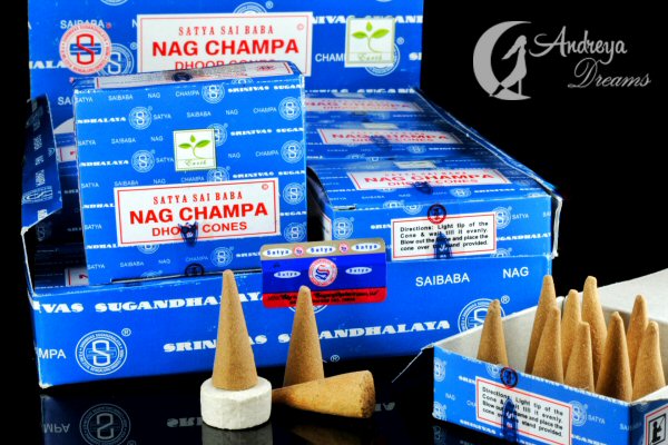 Cones Incenso Nag Champa - Dhoop Cones Caixas azuis de incensos Nag Champa com cones cónicos castanhos em suportes brancos em fundo preto