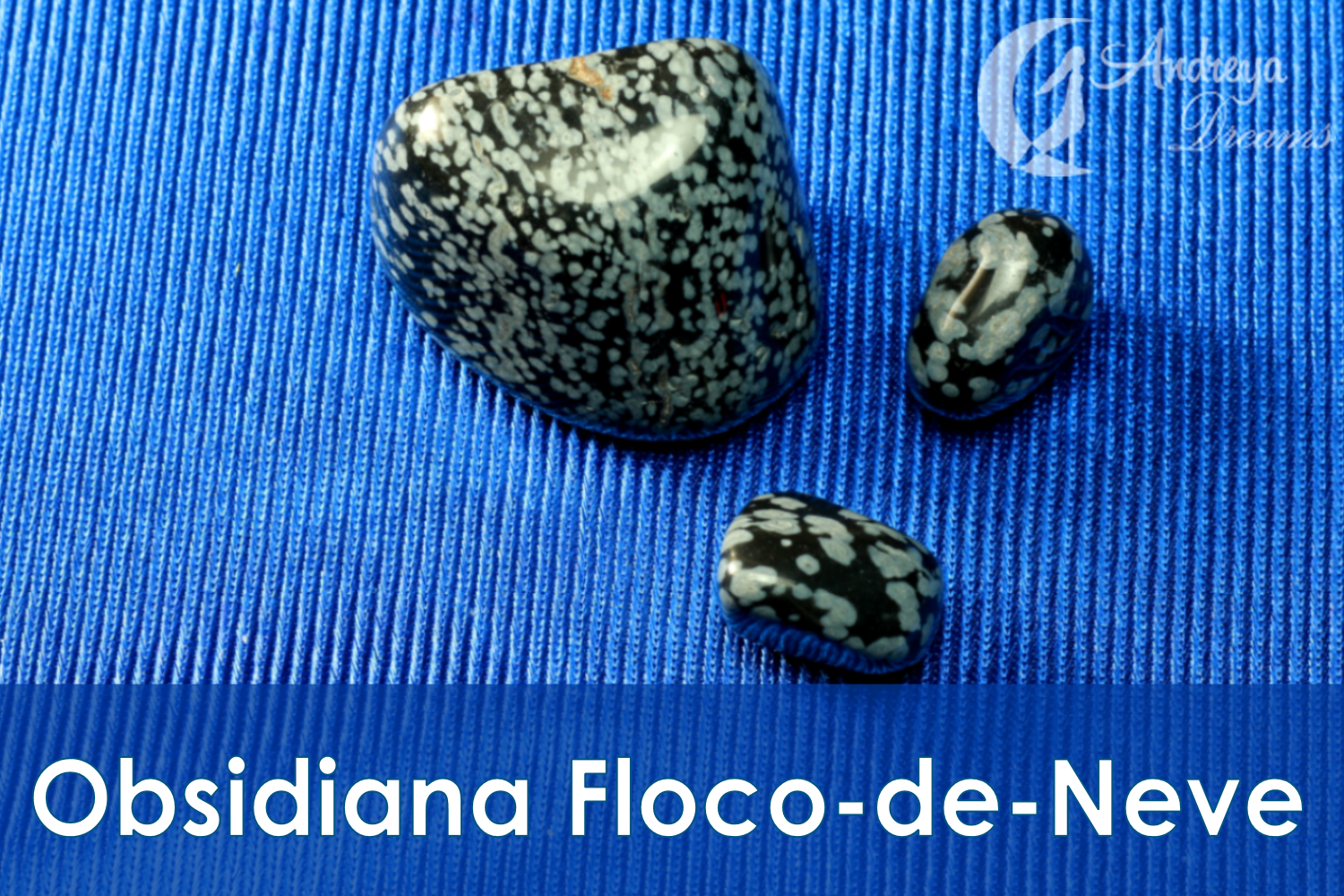 Obsidiana Floco de Neve Três pedras de obsidiana floco-de-neve sobre tecido azul
