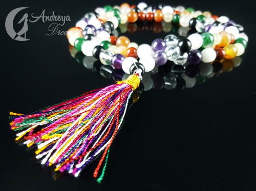Colar de contas coloridas com franjas multicoloridas