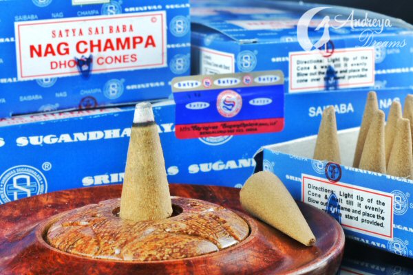 Cones Incenso Nag Champa - Dhoop Cones Cones de incenso Nag Champa com embalagem azul e base de madeira