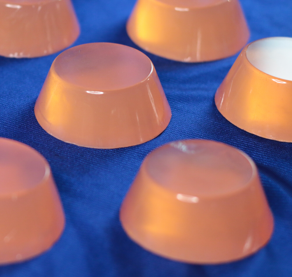 Sabonete de Boldo Sabonetes translúcidos laranja clara em tecido azul