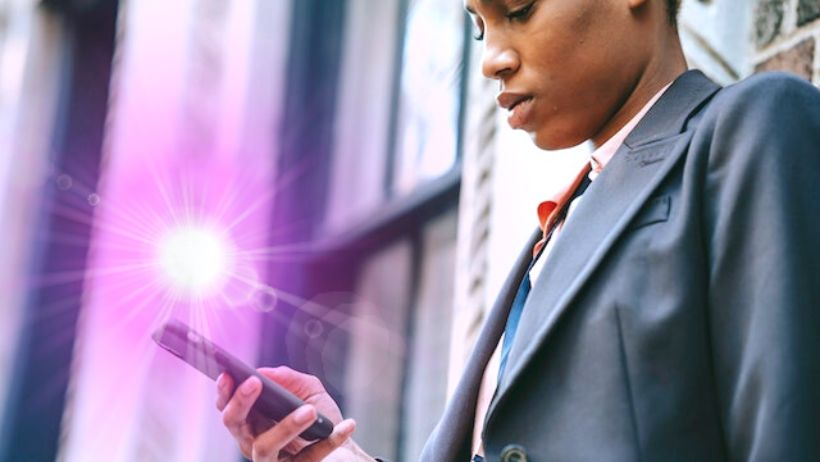 Mulher L&ecirc; Texto no Telefone