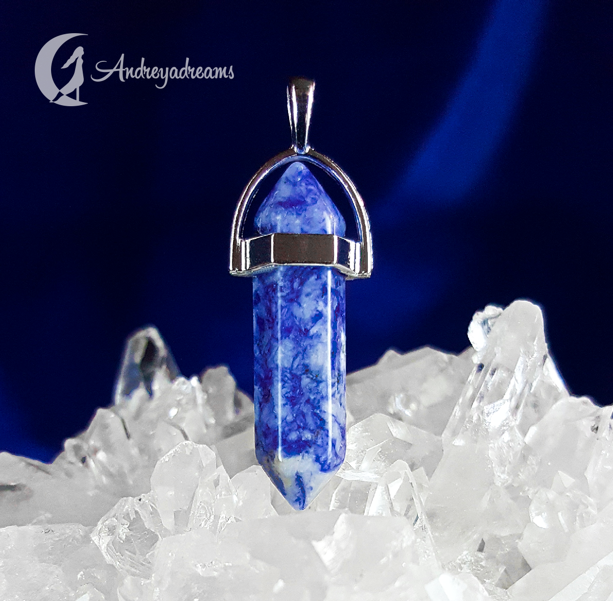 Pendente Prisma de Sodalite Pendende azul em forma de prisma sobre cristais transparentes