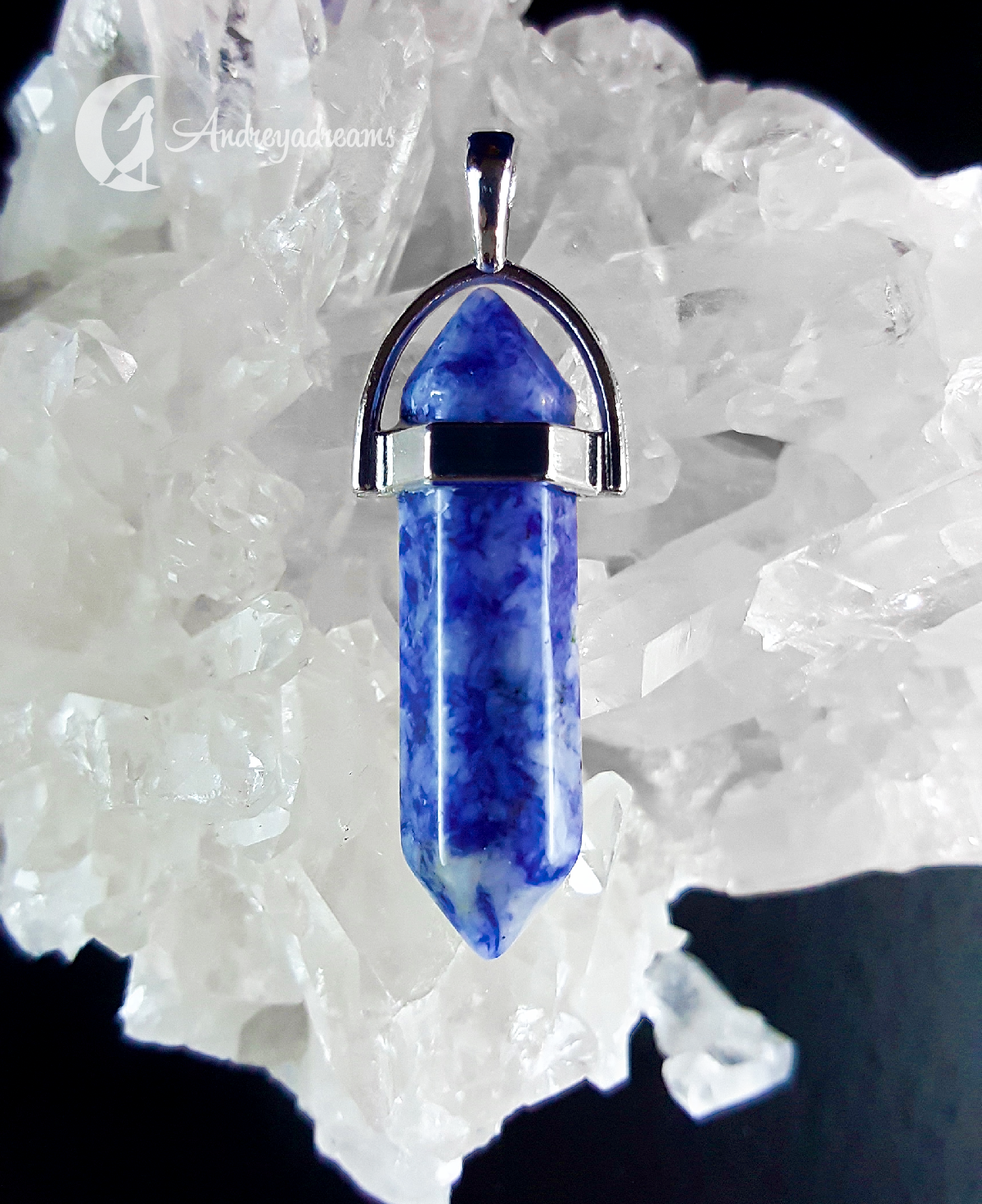 Pendente Prisma de Sodalite Colar com pendente de cristal azul e suporte metálico prateado sobre cristais brancos