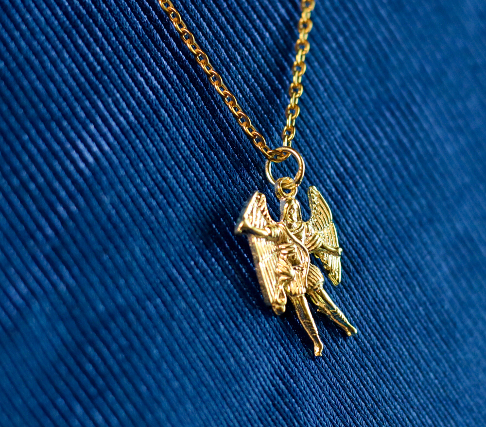 Arcanjo Miguel Dourado Colar dourado com pendente de anjo em tecido azul