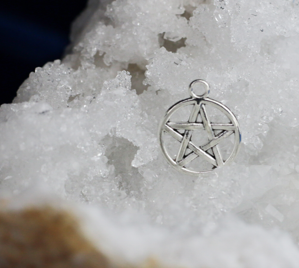 Pentagrama Medalha de pentagrama prateada sobre cristais brancos