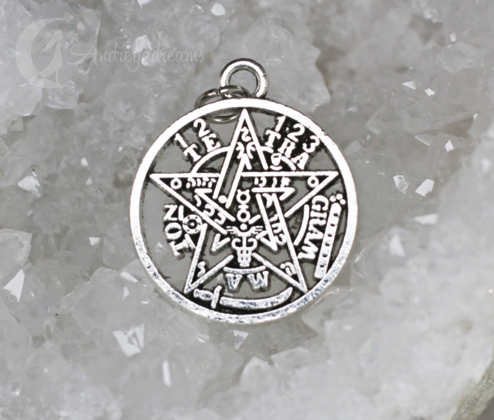 Pendente Tetragrammaton Medalha de metal prateado com pentagrama e símbolos sobre cristais brancos
