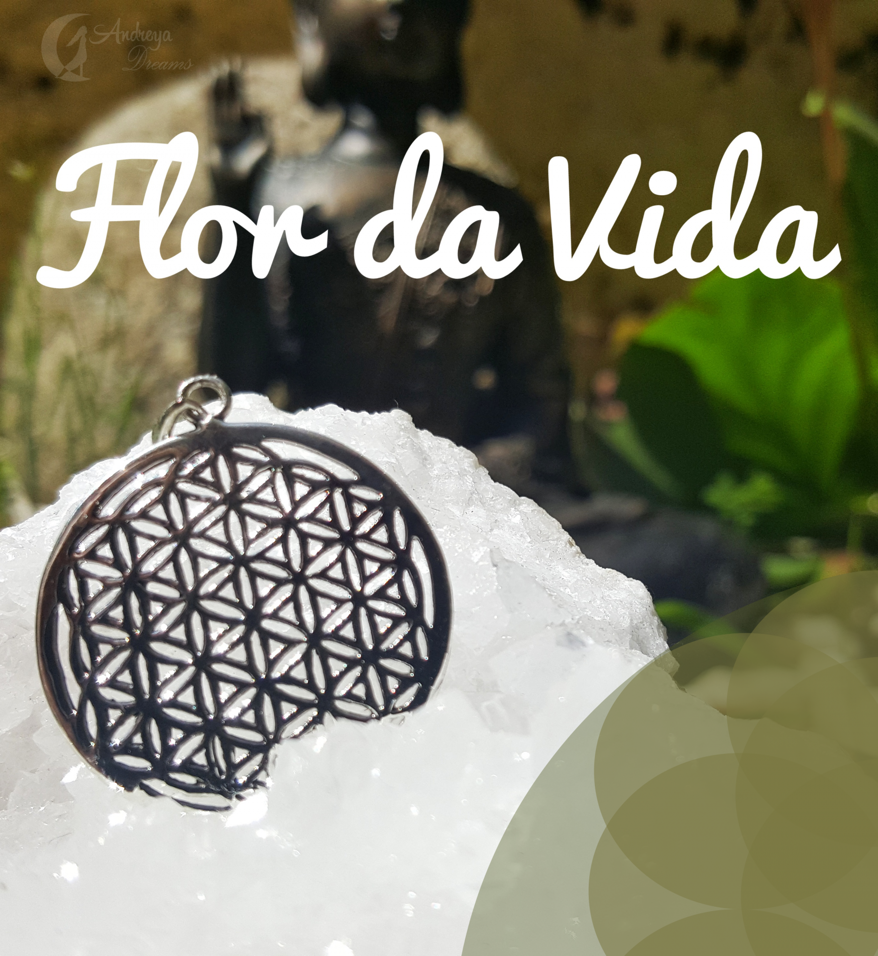 Colar pendente flor da vida em metal preto sobre cristal branco com estátua e plantas ao fundo