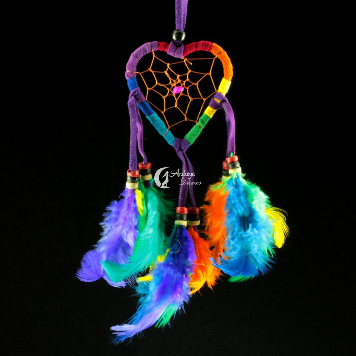 Caça Sonhos Coração Colorido Pequeno Pendente coração colorido com penas em fundo preto